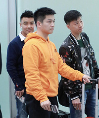 组图:国乒现身北京机场出战世乒赛 马龙潇洒帅气