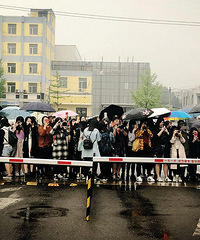 高清:国乒冒雨出征粉丝送行 张继科击掌马龙显兄弟情