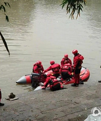 组图:广西一龙舟训练发生翻船事故 5人不幸遇难