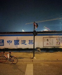 可怜的红绿灯!这么惨了,还在为民服务
