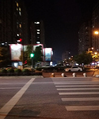 可怜的红绿灯!这么惨了,还在为民服务