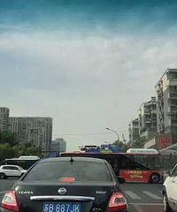 昨天,石祥西路口半挂车和电动车相撞!祖孙俩都没了