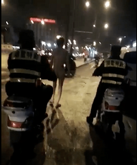 信义坊又出现裸男了!