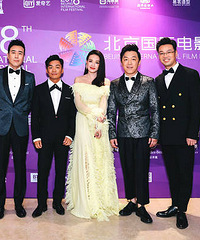 于和伟现身北京国际电影节闭幕式 长腿抢镜角色吸睛