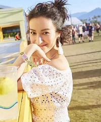吴昕晒美照和男人牵手 网友:难道有新情况?