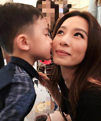 梁静茹儿子好会撩 主动亲吻田馥甄还为其送花