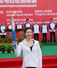 江疏影任马拉松火炬手大秀美腿 称跑步能够找回自己