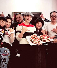 孝子黄晓明为妈妈庆祝66岁生日 晒合照不见baby身影