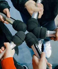 快乐家族回归何炅晒五人合影,一转眼陪了我们12年!