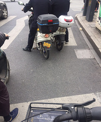 慢个三五秒而已,骑非机动车的停在止停线内就这么难?