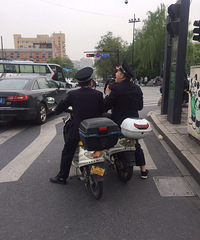 慢个三五秒而已,骑非机动车的停在止停线内就这么难?