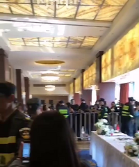 范爷弟弟范丞丞来杭州了,安保人员也挺多的,许多人过来看他.