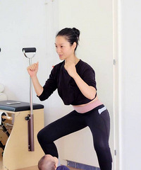 朱丹纯素颜跟1岁女儿健身 宝宝仰头看妈妈模样软萌