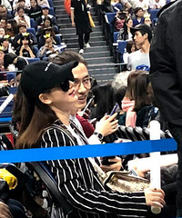 秀恩爱!戚薇夫妇现身李宇春演唱会