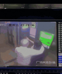 79岁老人电梯内伸“咸猪手”