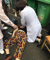 突发!杭州大妈倒在路边,社区医生三分钟冲到现场把人救回