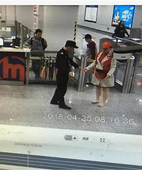 地铁里“赤脚” 的杭州阿姨赞爆了