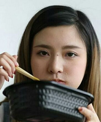 杭州漂亮女白领每月吃15000元外卖,只有94斤!