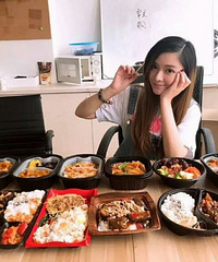 杭州漂亮女白领每月吃15000元外卖,只有94斤!