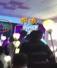 婚礼现场新娘扔捧花用力过猛直接砸破天花板 场面尴尬