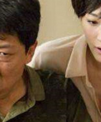 老公在微信里跟一个女的聊天,说是对方加错的