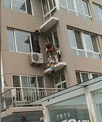 男童坠楼,被他一把抓住了!