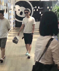 王思聪昨天下午在网易,晚上在Mago,和网上看到的他一样一样