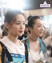 杨超越强东玥机场同框,这个对比真的是太惨了!