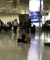 杭州东站惊现半裸猥琐男
