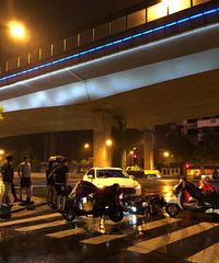 雨天行车要小心呀…连环车祸看着就肉疼!