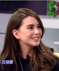 昆凌采访聊周杰伦胸肌,这张脸是有点残了?