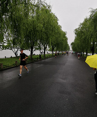 一大早下着细雨,西湖边锻炼的人还是很多