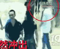他当着母亲的面将女孩拖走猥亵