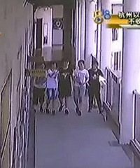 被老师叫去厕所...脖子上有痕迹!监控发现....
