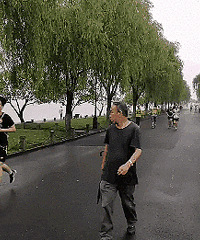 一大早下着细雨,西湖边锻炼的人还是很多