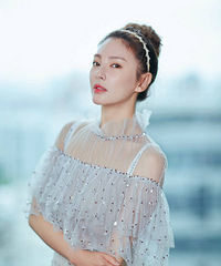 张雨绮520甜美现身 薄纱长裙仙气十足