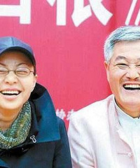 赵本山53岁妻子素颜神似宋丹丹 吐槽老公长相这么说…