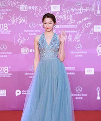 关晓彤买洋酒插兜逛街 和鹿晗恋爱后人设反差大