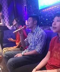 王菲又去KTV唱歌 身边陈赫看她的眼神亮了