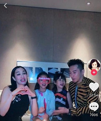 钟丽缇女儿拍视频形象颠覆大,眼神暴露对继父态度