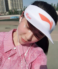 带着耳机去跑步