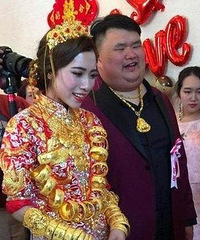 土豪新娘身披数公斤黄金深情告白:不爱黄金只爱你