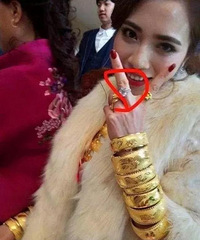 土豪新娘身披数公斤黄金深情告白:不爱黄金只爱你
