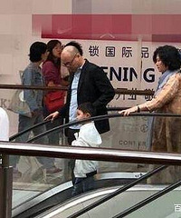 邓莎老公是谁已经被曝光了,身份很神秘但身材比老婆好,哈哈