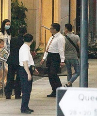 刘德华被曝再度当爸!52岁朱丽倩挺巨肚现身(图)