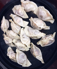现包牛肉鲜虾馅煎饺