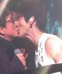 成龙激吻王力宏?也不是第一次了…
