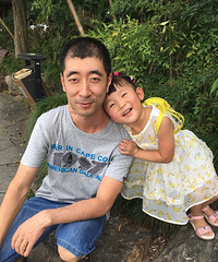 有时挺羡慕嫉妒这父女俩的,一起看电影一起逛街……