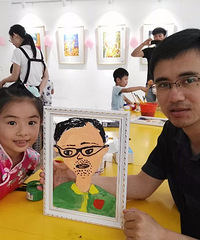 看我左拥右抱,笑得合不拢嘴……