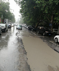 大学路还没有修好,一到下雨天,就变成河